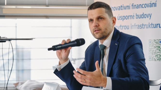 mzp_hladik_APES01.jpg