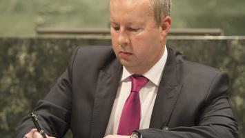 Ministr_B_klim_dohoda_220416 Cropped.jpg