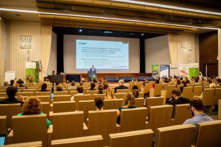 konference 051