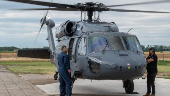 Boj s přírodními požáry ve Francii posílí další vrtulník z Česka. BlackHawk spolufinancovaný MŽP na cestu vyrazil z Letiště Hořín v Mělníku